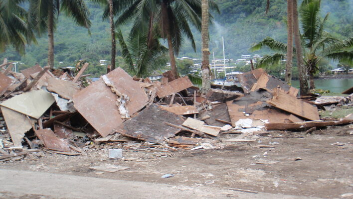 Söndertrasade hus efter tsunamin i Thailand 2004